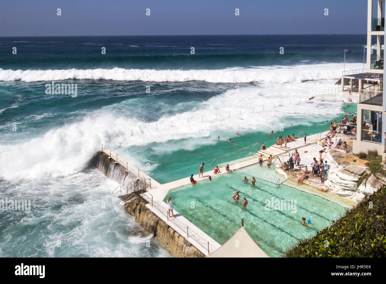 Des bains de Bondi avec une mer difficile sur une journée ensoleillée, Sydney, New South Wales, Australia Banque D'Images