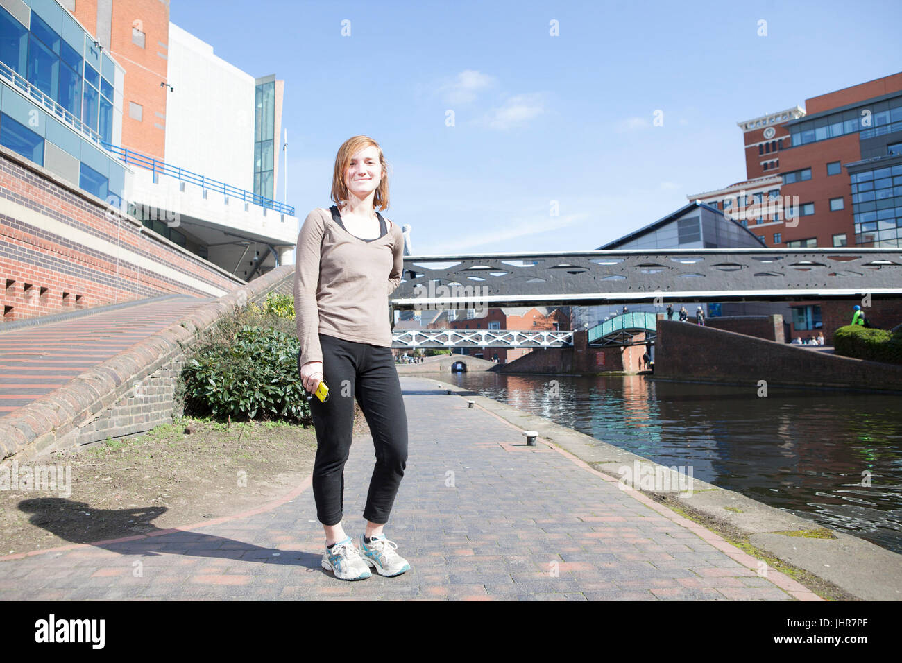 Les gens qui marchent les canaux de Birmingham, West Midlands, Royaume-Uni Banque D'Images