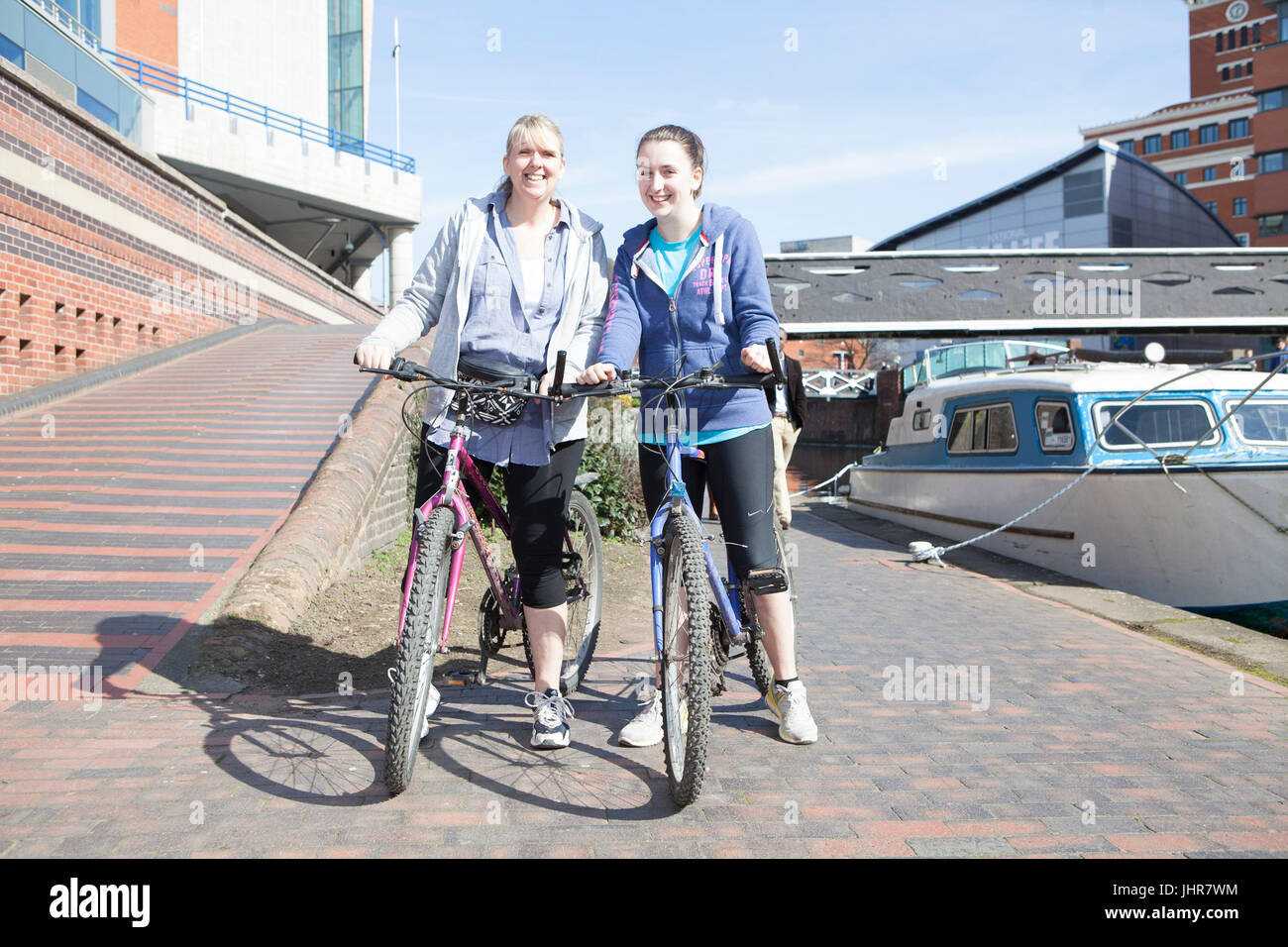 Les gens qui marchent les canaux de Birmingham, West Midlands, Royaume-Uni Banque D'Images