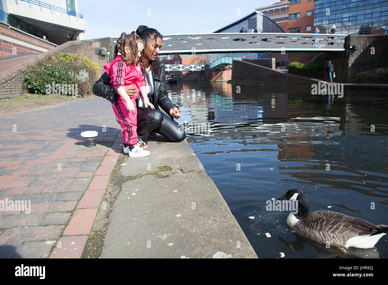 Les gens qui marchent les canaux de Birmingham, West Midlands, Royaume-Uni Banque D'Images