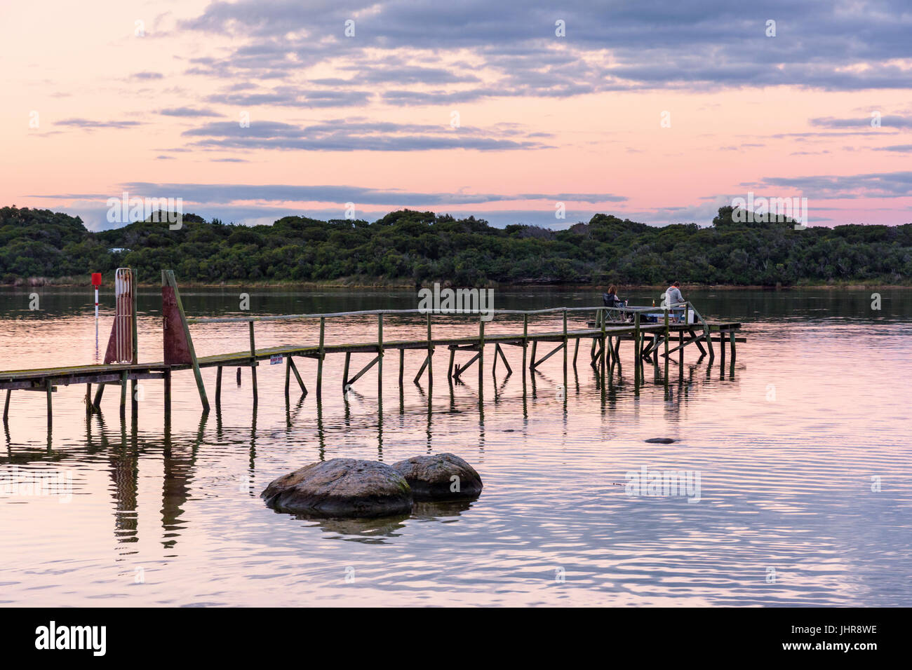 La pêche au large de couple une jetée dans Hardy Inlet au coucher du soleil, la Ville d'Augusta, dans l'ouest de l'Australie Banque D'Images