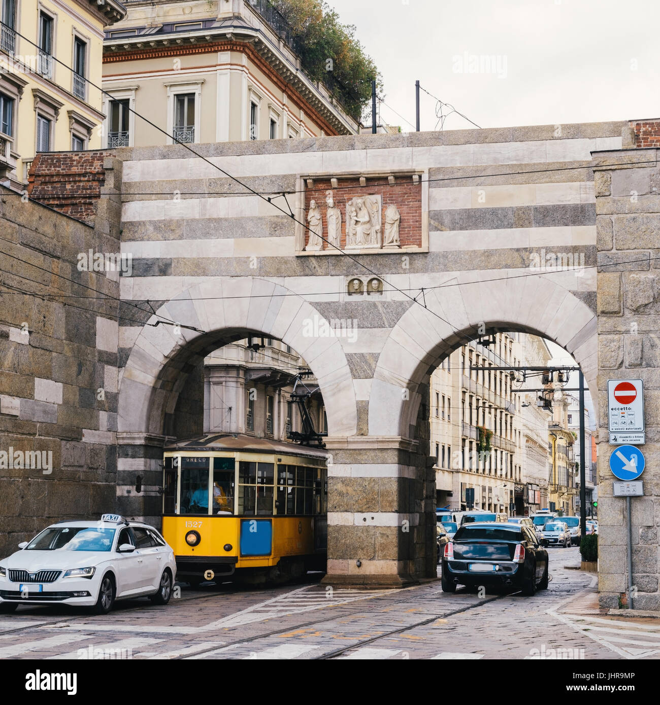 L'Italie, Lombardie, Milan, Via Alessandro Manzoni Rue, Archi di Porta Nuova, portes de l'enceinte médiévale autour de Milan Banque D'Images