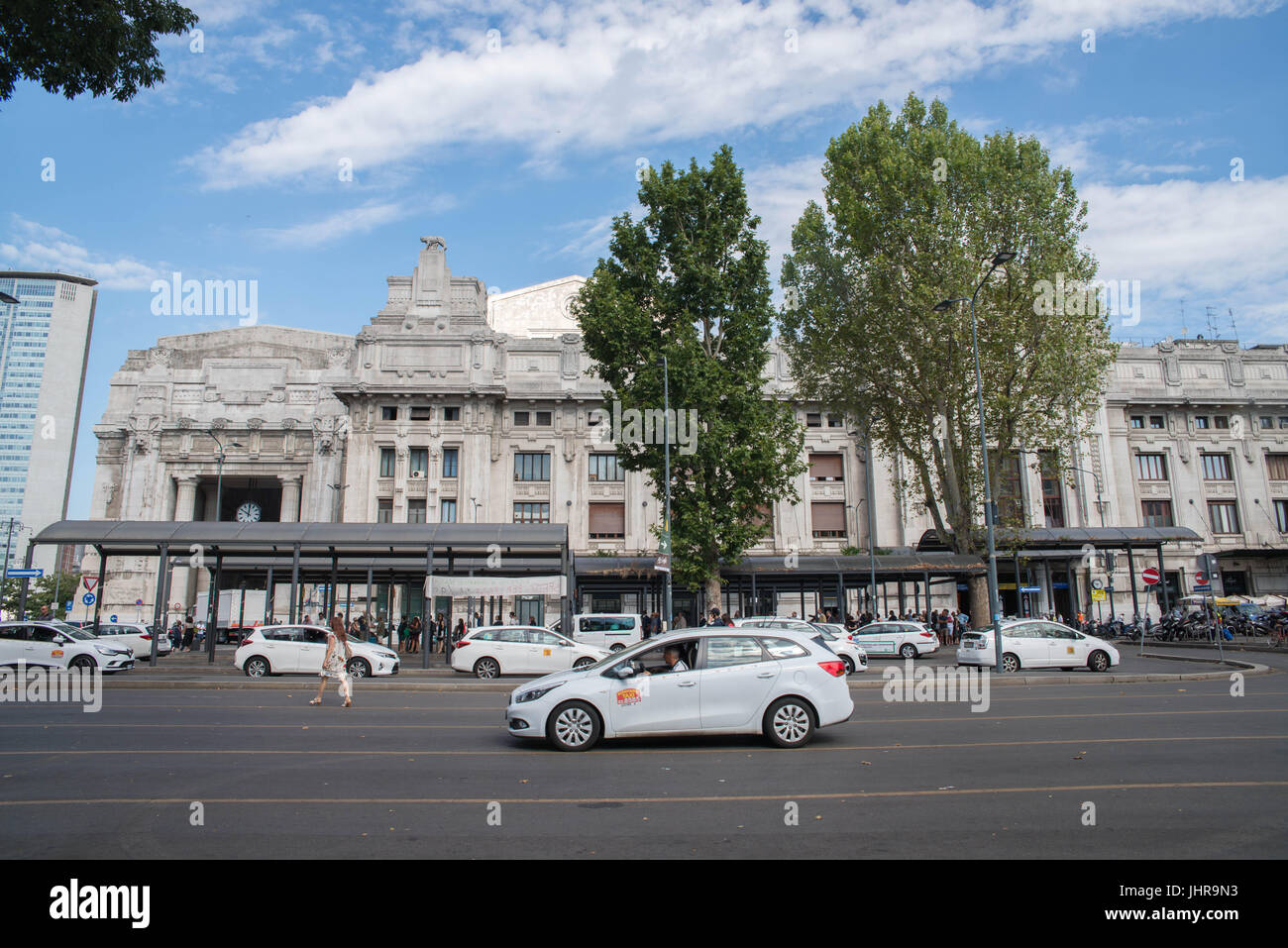 Milan, Italie, Juillet 14th, 2017 : Des taxis à l'extérieur de la Gare Centrale de Milan, Italie Banque D'Images