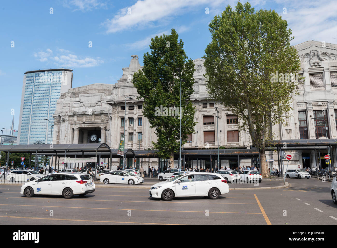 Milan, Italie, Juillet 14th, 2017 : Des taxis à l'extérieur de la Gare Centrale de Milan, Italie Banque D'Images