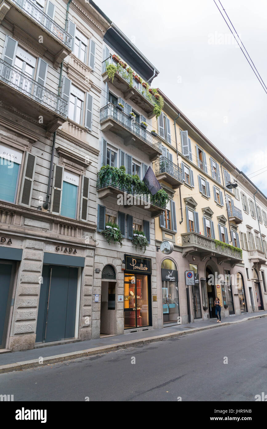 Milan, Italie, Juillet 14th, 2017 : la rue Via Montenapoleone à Milan, avec des gens autour de jour. C'est un quartier commerçant haut de gamme avec cher Banque D'Images