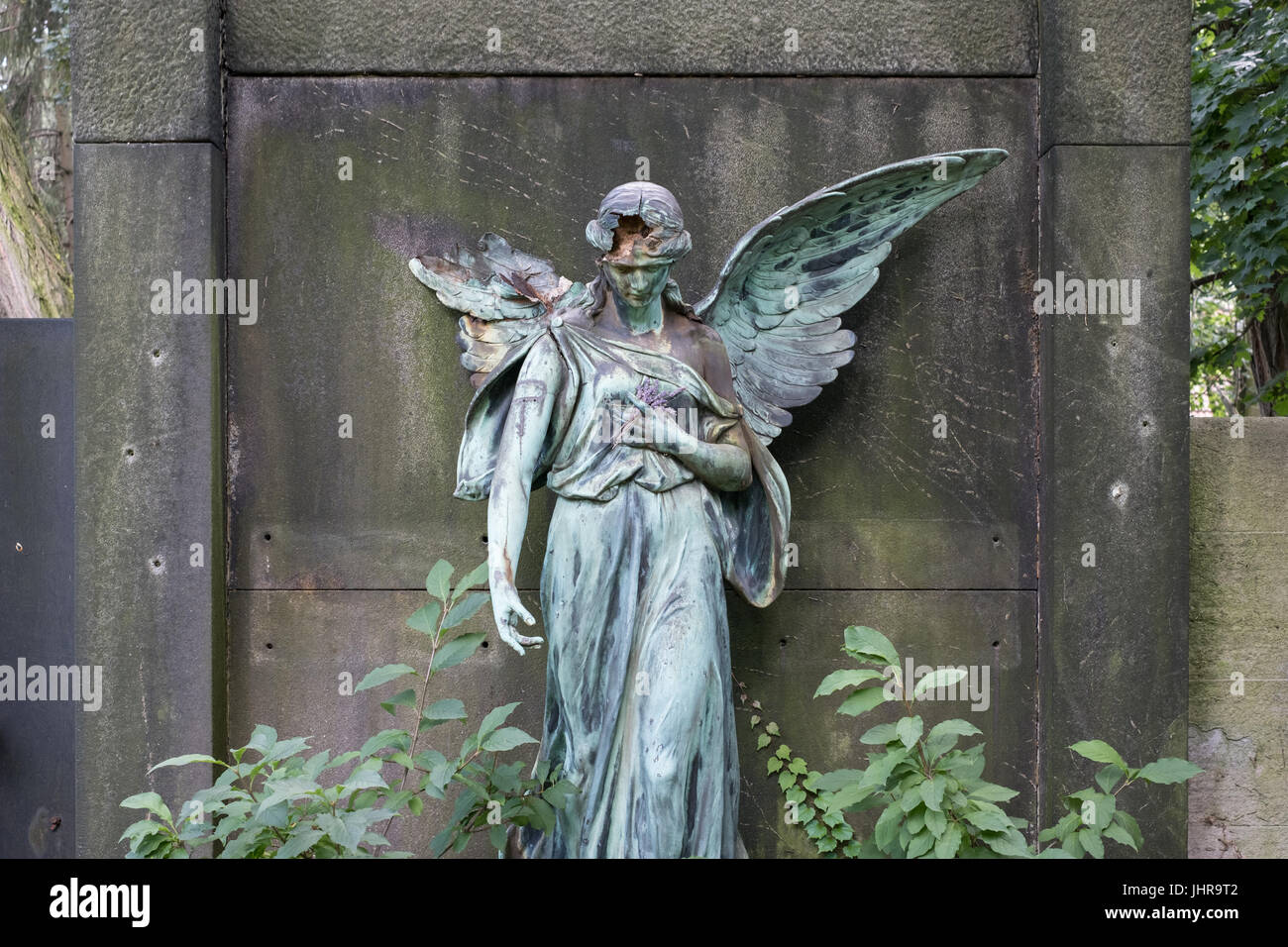 Endommagé sculpture d'une femme statue Ange sur cemetery Banque D'Images