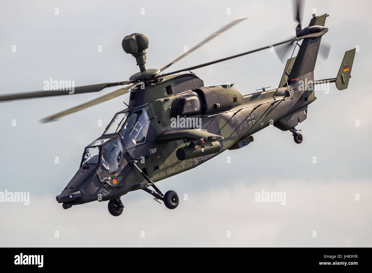 BERLIN - Jun 2, 2016 : l'armée allemande/Airbus Eurocopter EC-665 Tigre de survol de l'hélicoptère d'attaque pendant le Salon aéronautique ILA de Berlin à l'aéroport de Berlin-Schoneveld Banque D'Images