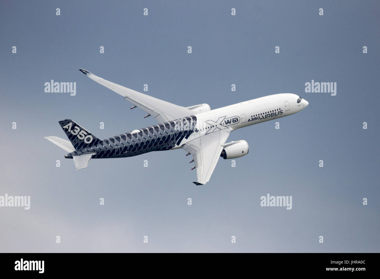 BERLIN - Jun 2, 2016 : Le nouvel Airbus A350 XWB à Berlin-Schoneveld survol avion de l'aéroport. Banque D'Images