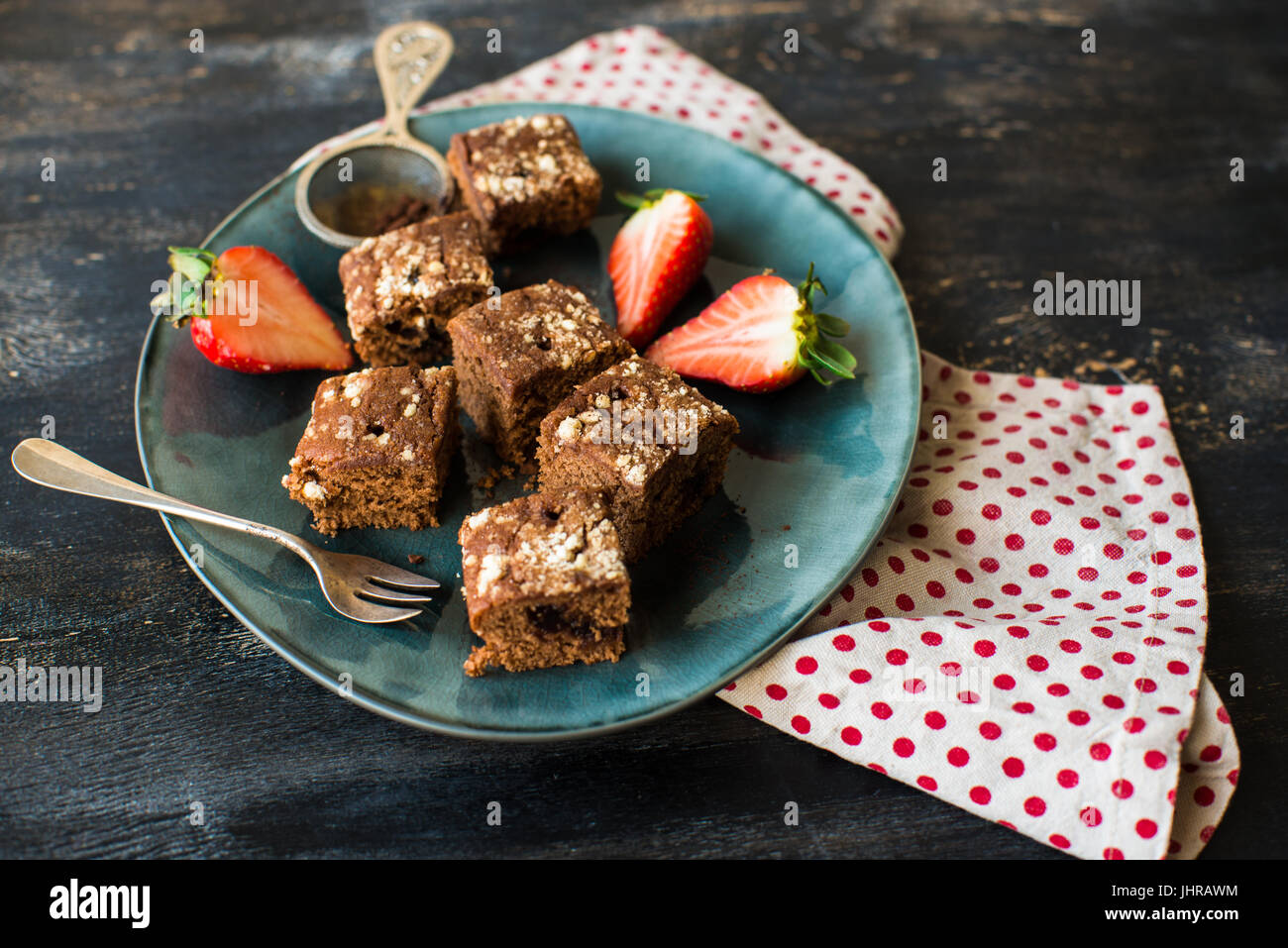 Gâteau de chocolat allemand kuchen avec fraises Banque D'Images