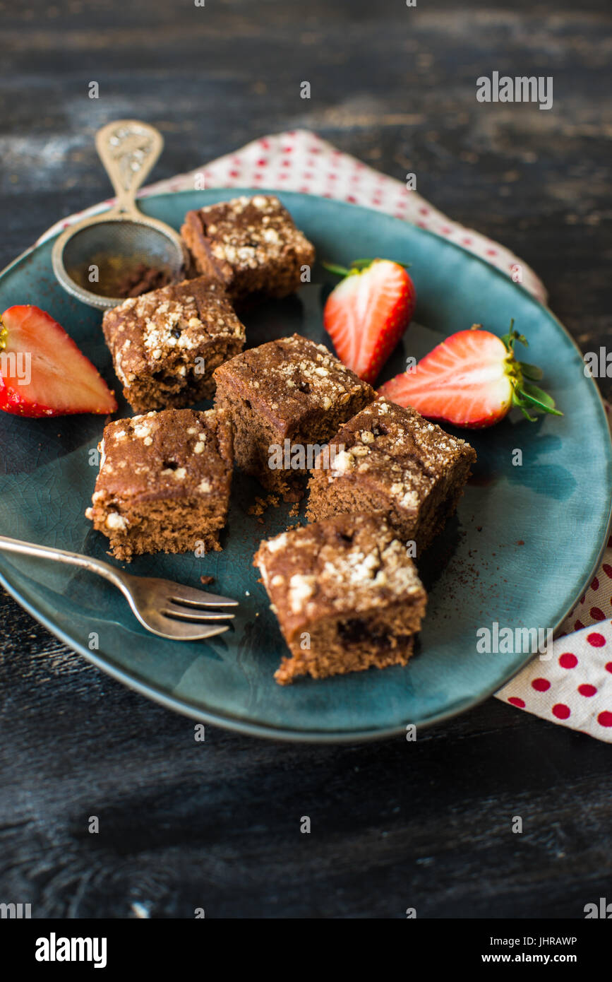 Gâteau de chocolat allemand kuchen avec fraises Banque D'Images