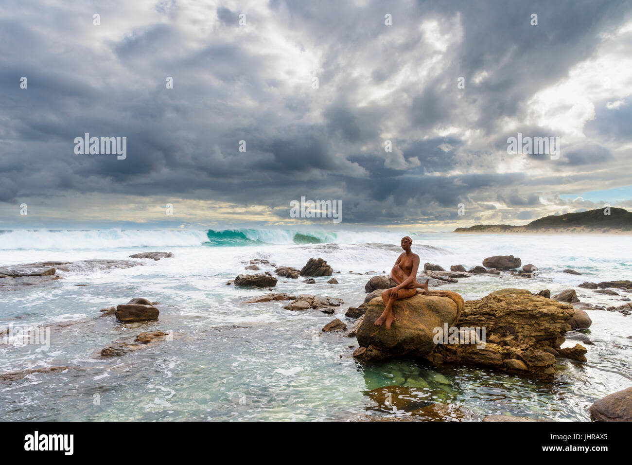 Les rochers près de l'embouchure de la rivière Margaret River avec Russell Sheridan's Layla public art sculpture sur un rocher, à l'ouest de l'Australie Prevelly Banque D'Images
