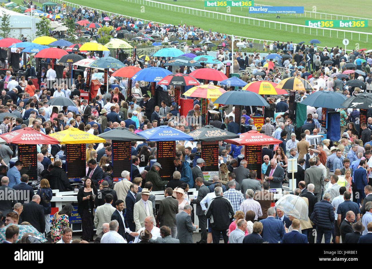 Au cours de la Coupe Racegoers Darley Juillet Jour du Moet et Chandon juillet Festival à Newmarket Racecourse. Banque D'Images