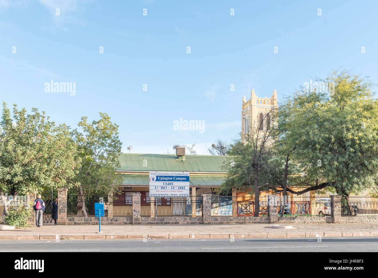 UPINGTON, AFRIQUE DU SUD - 12 juin 2017 : Campus de l'Université de Technologie de Vaal dans Upington, avec la tour de la cathédrale catholique de St Banque D'Images