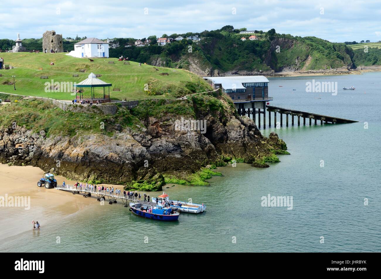 Vue sur Tenby avec bateau de Château plage à marée basse, Pembrokeshire Wales Cymru UK GO Banque D'Images