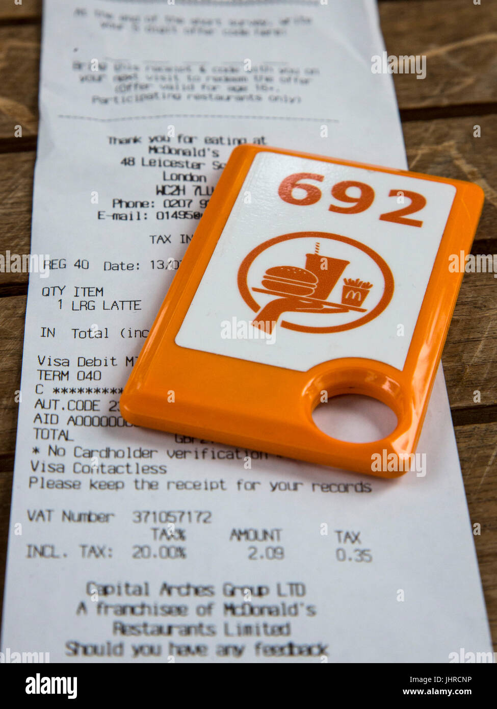 Géolocaliser ou GPS Localisateurs permanents pour l'utilisation dans le service à table dans un restaurant McDonald's restaurant Leicester Square, London, UK Banque D'Images