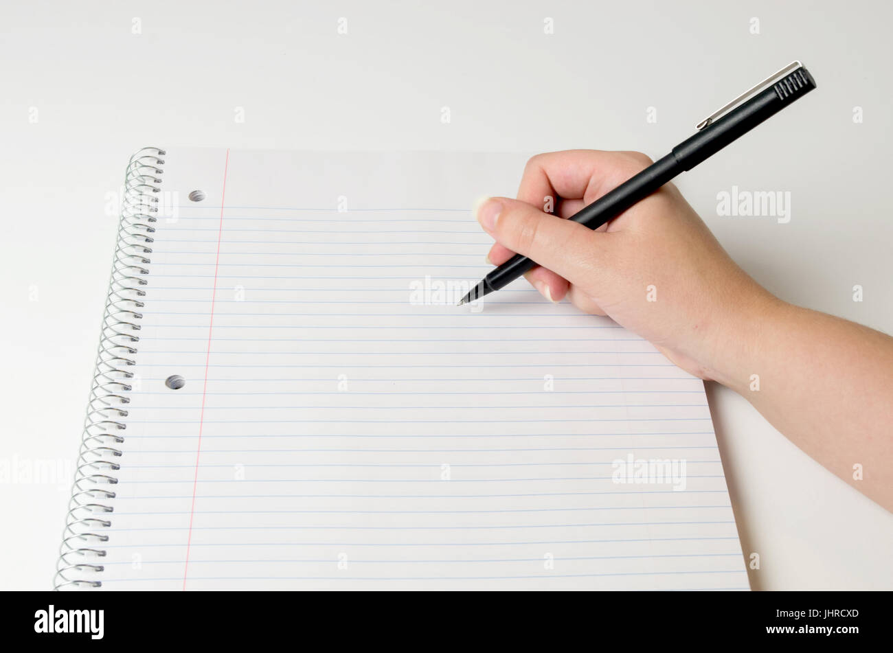 Stylo encre tenir la main, prêt à écrire sur des feuilles de carnet d'ordinateur portable en spirales Banque D'Images