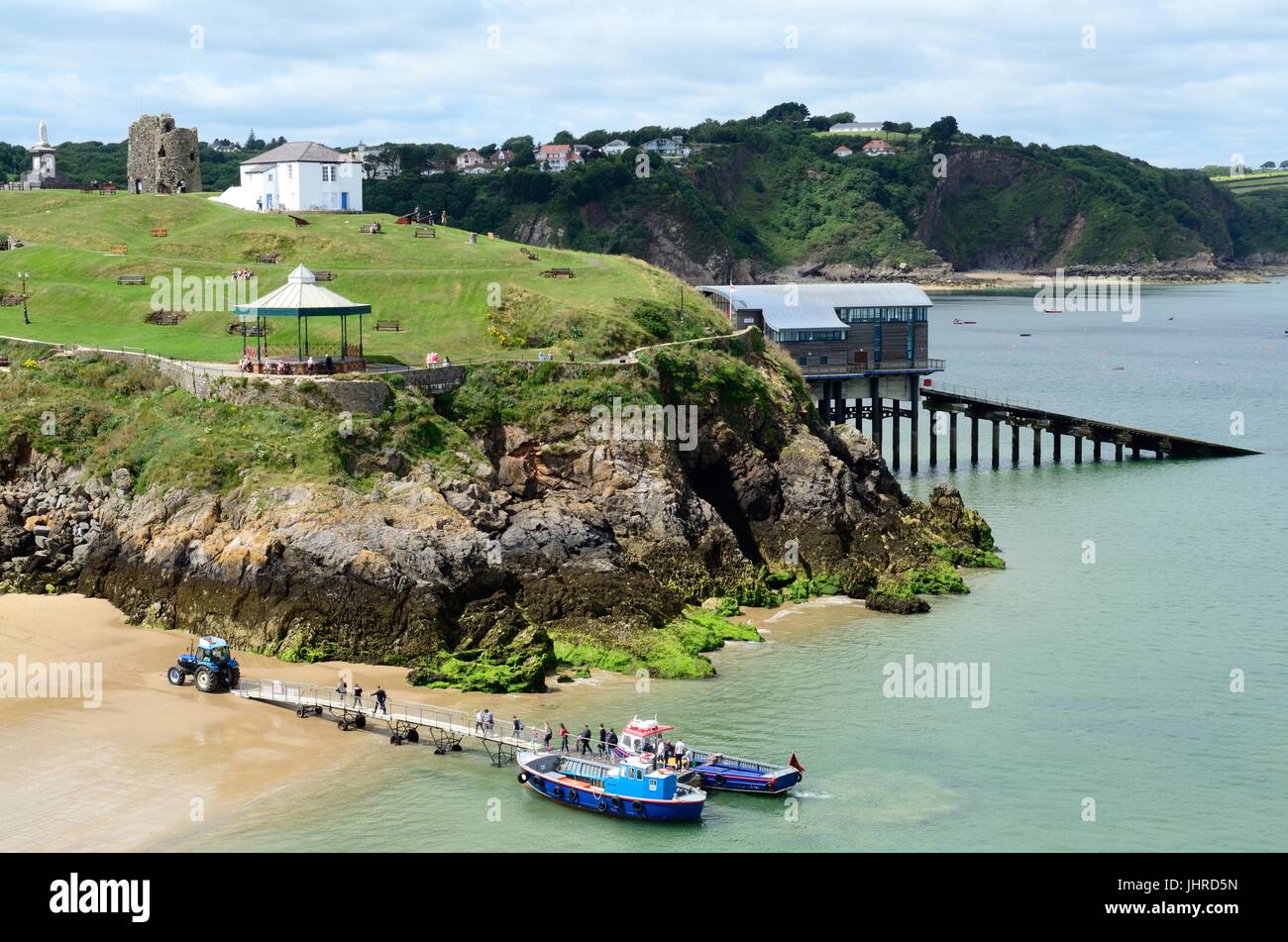 Vue sur Tenby avec bateau de Château plage à marée basse, Pembrokeshire Wales Cymru UK GO Banque D'Images