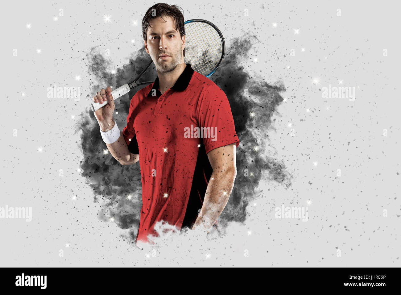 Joueur de tennis avec un uniforme rouge qui sort d'une explosion de fumée . Banque D'Images