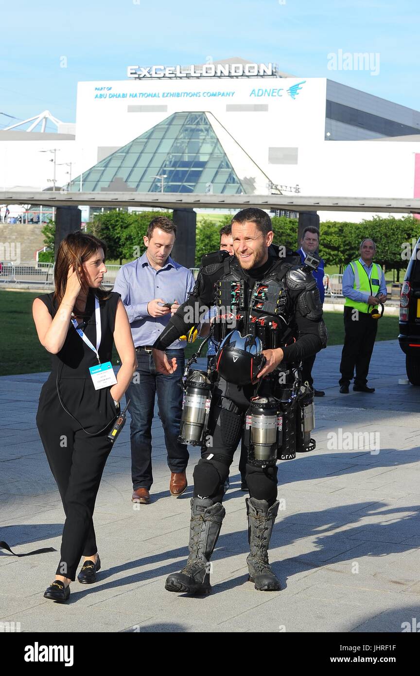 'Iron Man' Richard Browning oscille avec sa combinaison de vol Jet 'Powered by' à l'Excel lors de la London Tech Week avec : Richard où Browning : London, Royaume-Uni Quand : 14 juin 2017 Source : WENN.com Banque D'Images