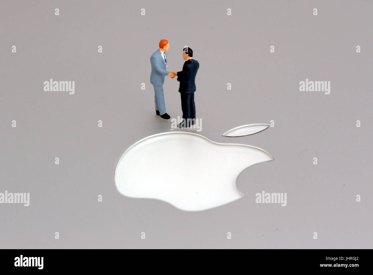 La société Apple Inc Apple logo costumes accord businessmen shaking hands Banque D'Images