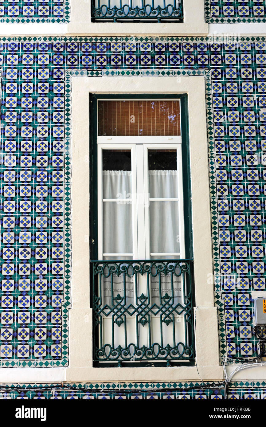 Façade tuiles bleues avec fenêtre et balcon fer architecture typique zone Castelo Lisbonne Portugal Banque D'Images