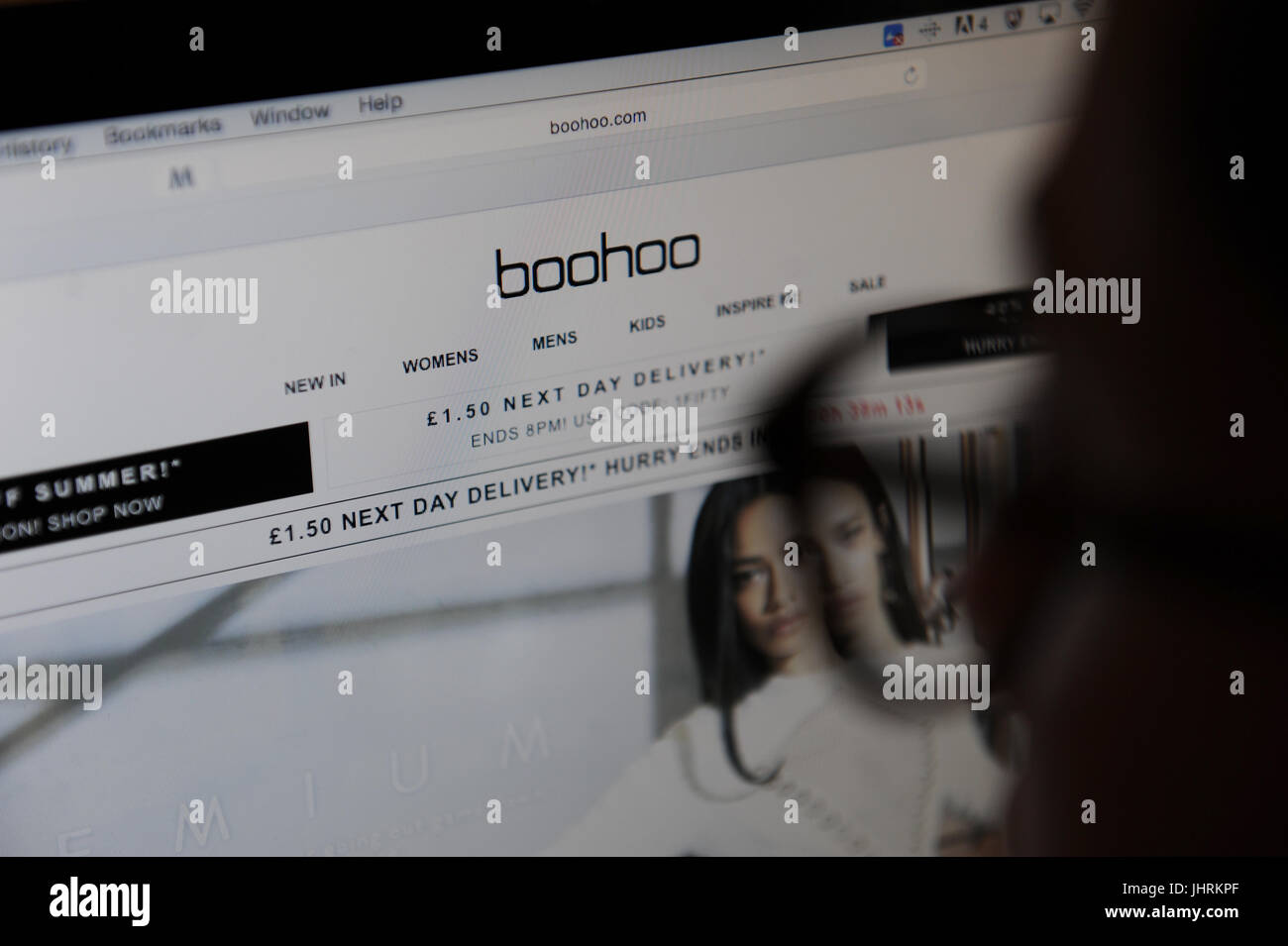 Une femme regarde la Boohoo.com site web sur un écran d'ordinateur Banque D'Images