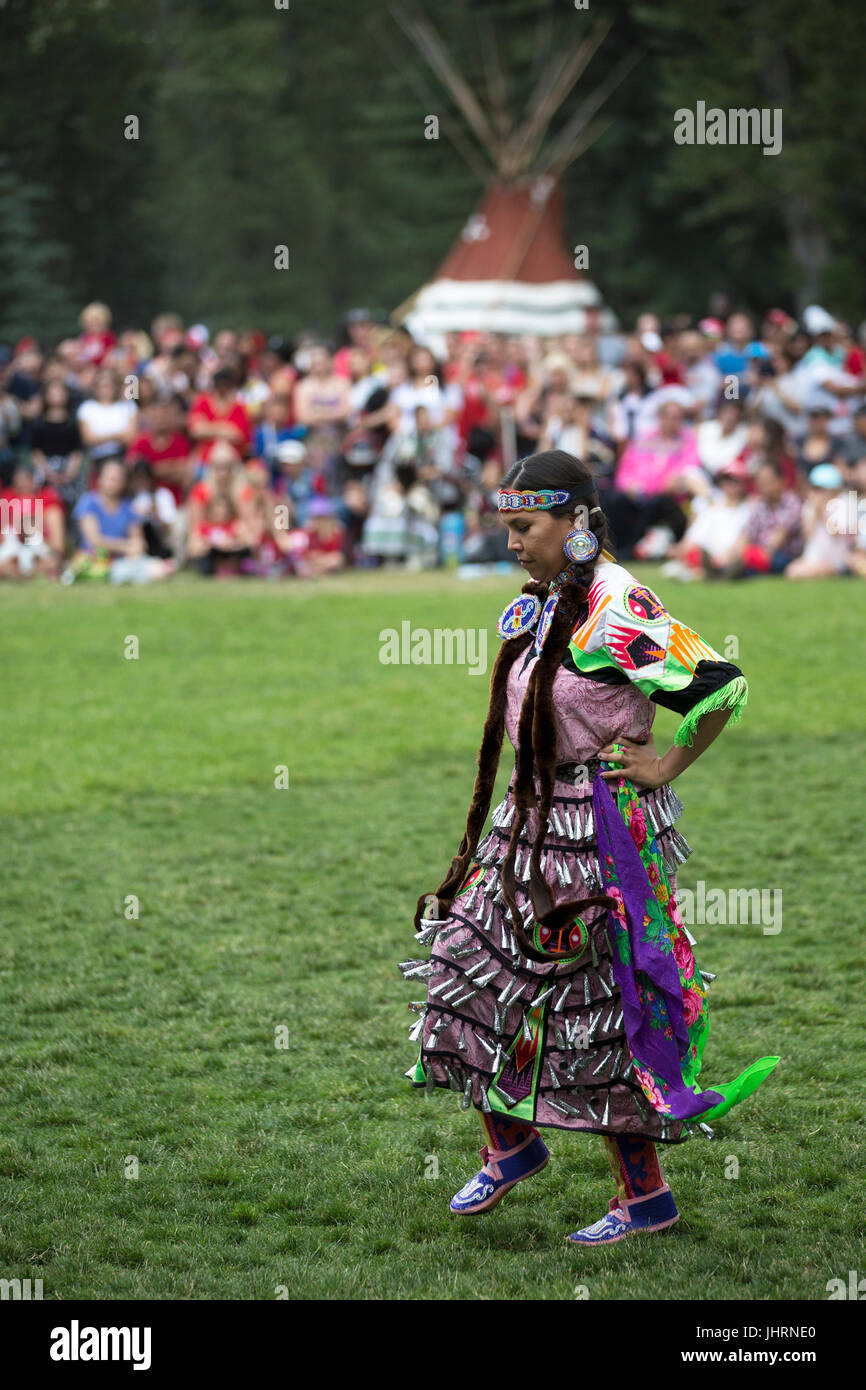 Femme en robe à franges de danse au Canada Jour powwow de Prince's Island Park. La célébration commémore le 150e anniversaire de la confédération. Banque D'Images