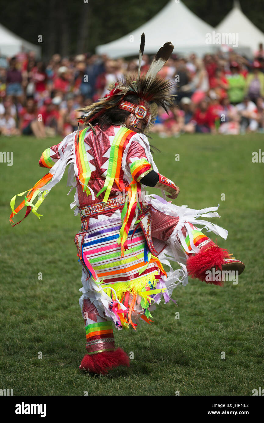 Au cours de danse de l'homme Canada Day powwow de Prince's Island Park. La célébration commémore le 150e anniversaire de la confédération. Banque D'Images