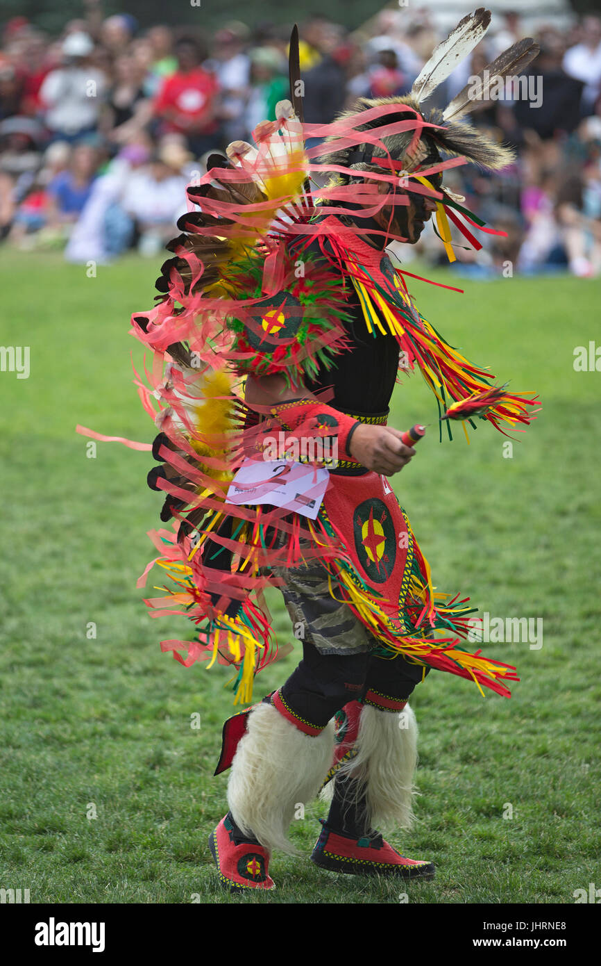 Au cours de danse de l'homme Canada Day powwow de Prince's Island Park. La célébration commémore le 150e anniversaire de la confédération. Banque D'Images