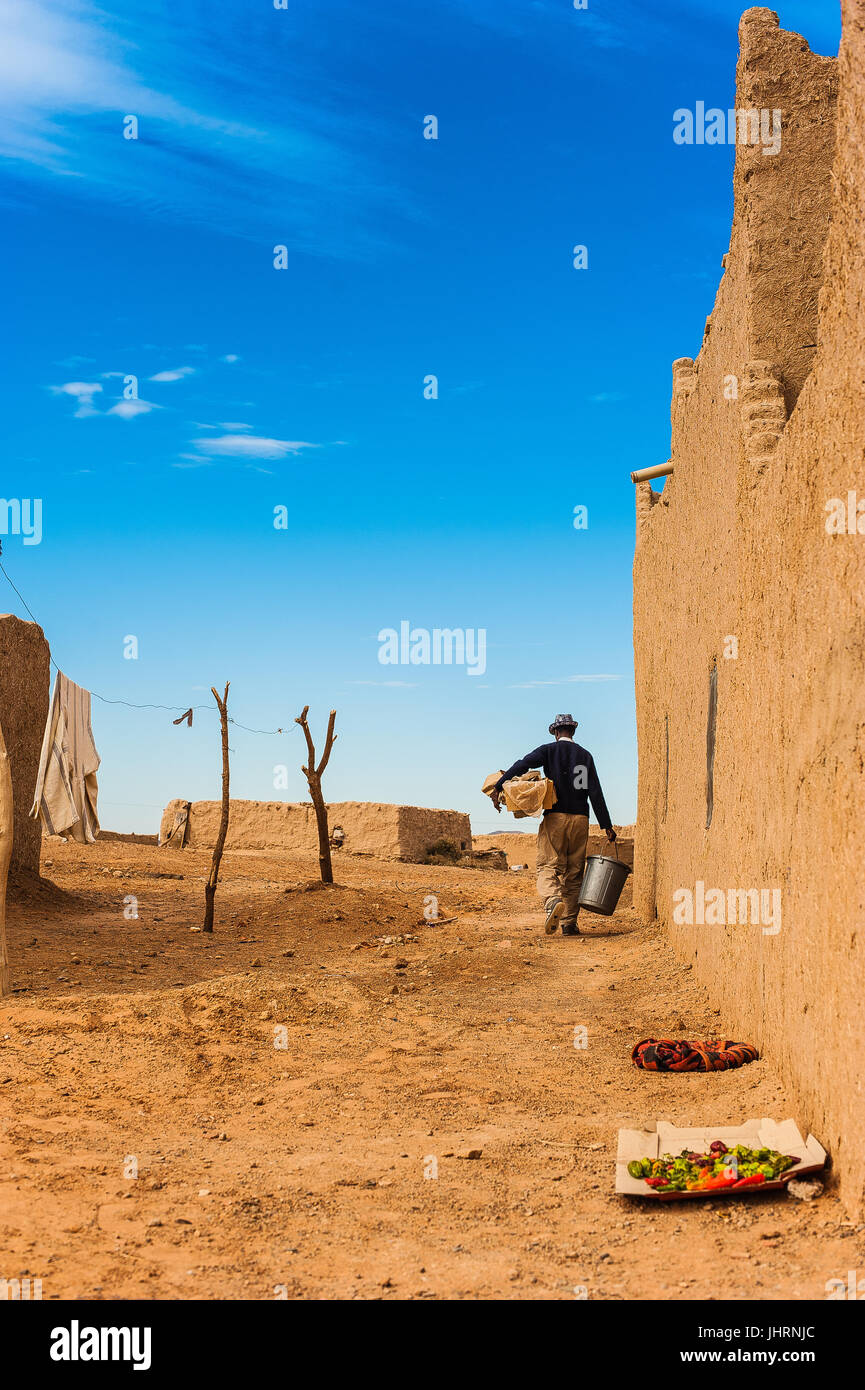 L'homme dans le petit village près de Merzouga, Maroc Banque D'Images