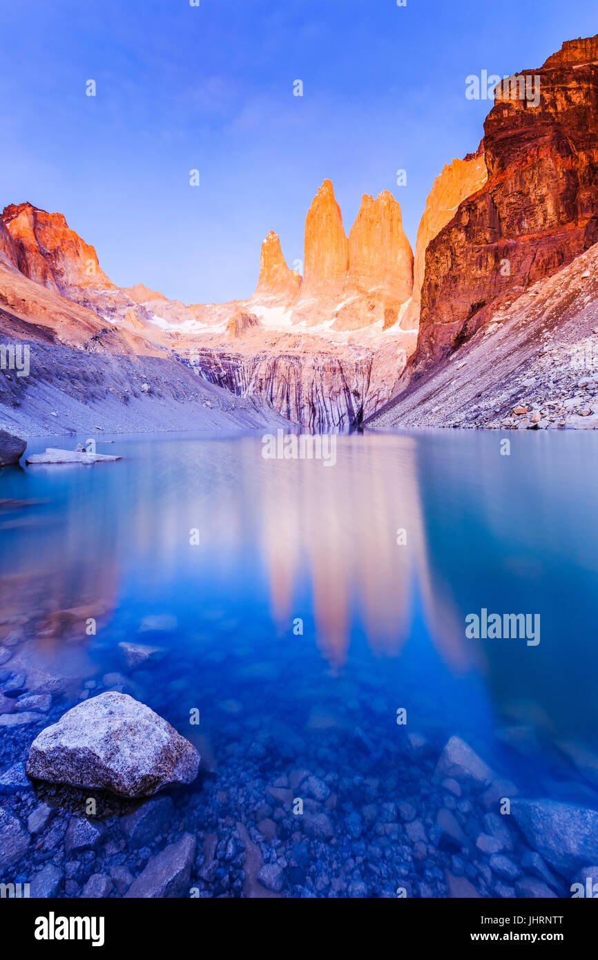 Parc National Torres del Paine, Chili. Lever du soleil à l'affût de Torres. Banque D'Images