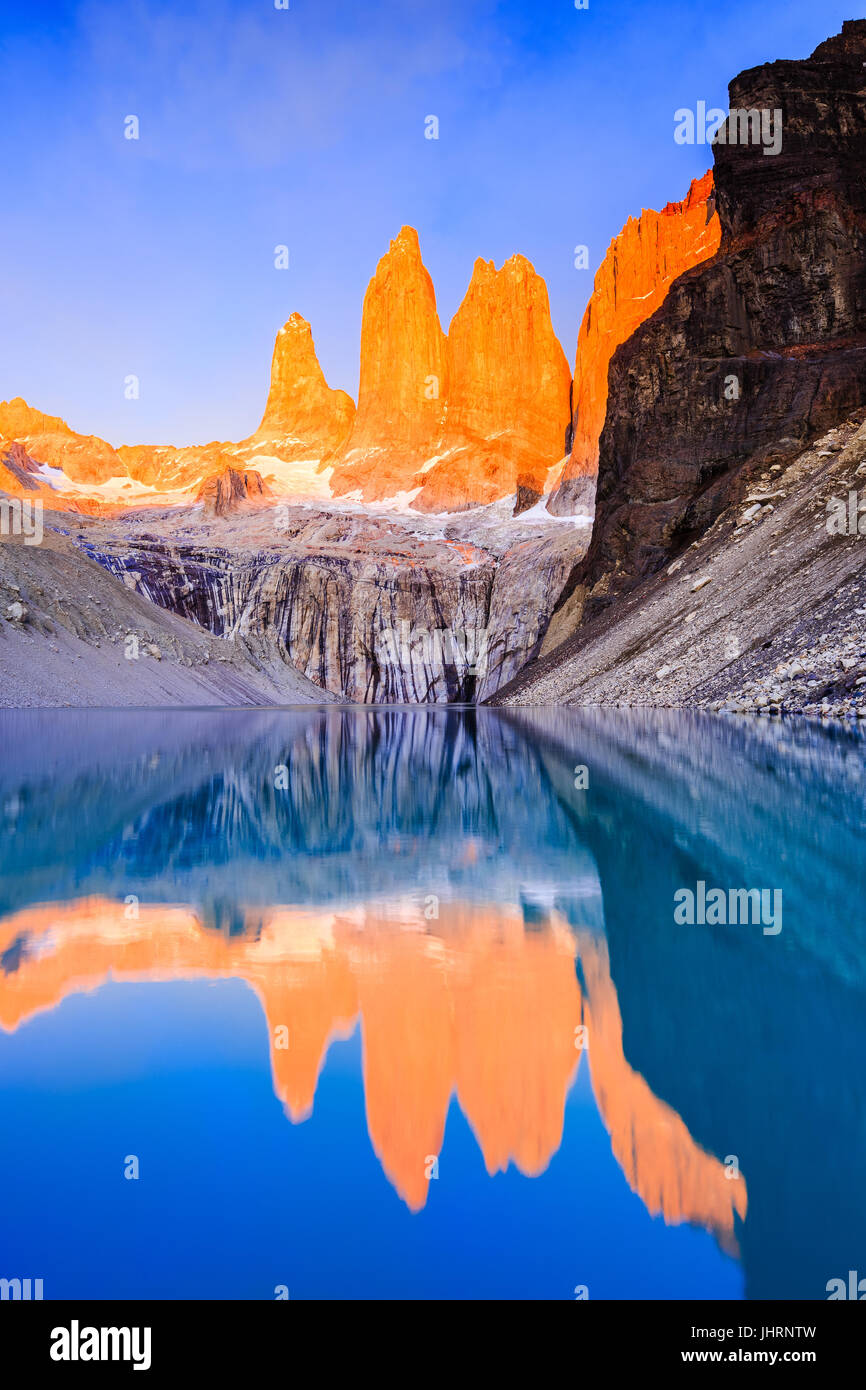 Parc National Torres del Paine, Chili. Lever du soleil à l'affût de Torres. Banque D'Images