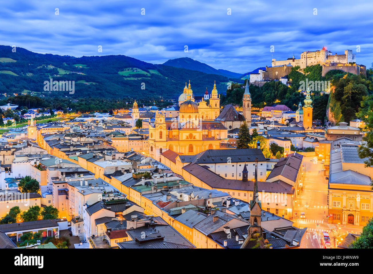 Salzbourg, Autriche. Forteresse de Hohensalzburg et Festung Salzburger Dom au crépuscule. Banque D'Images