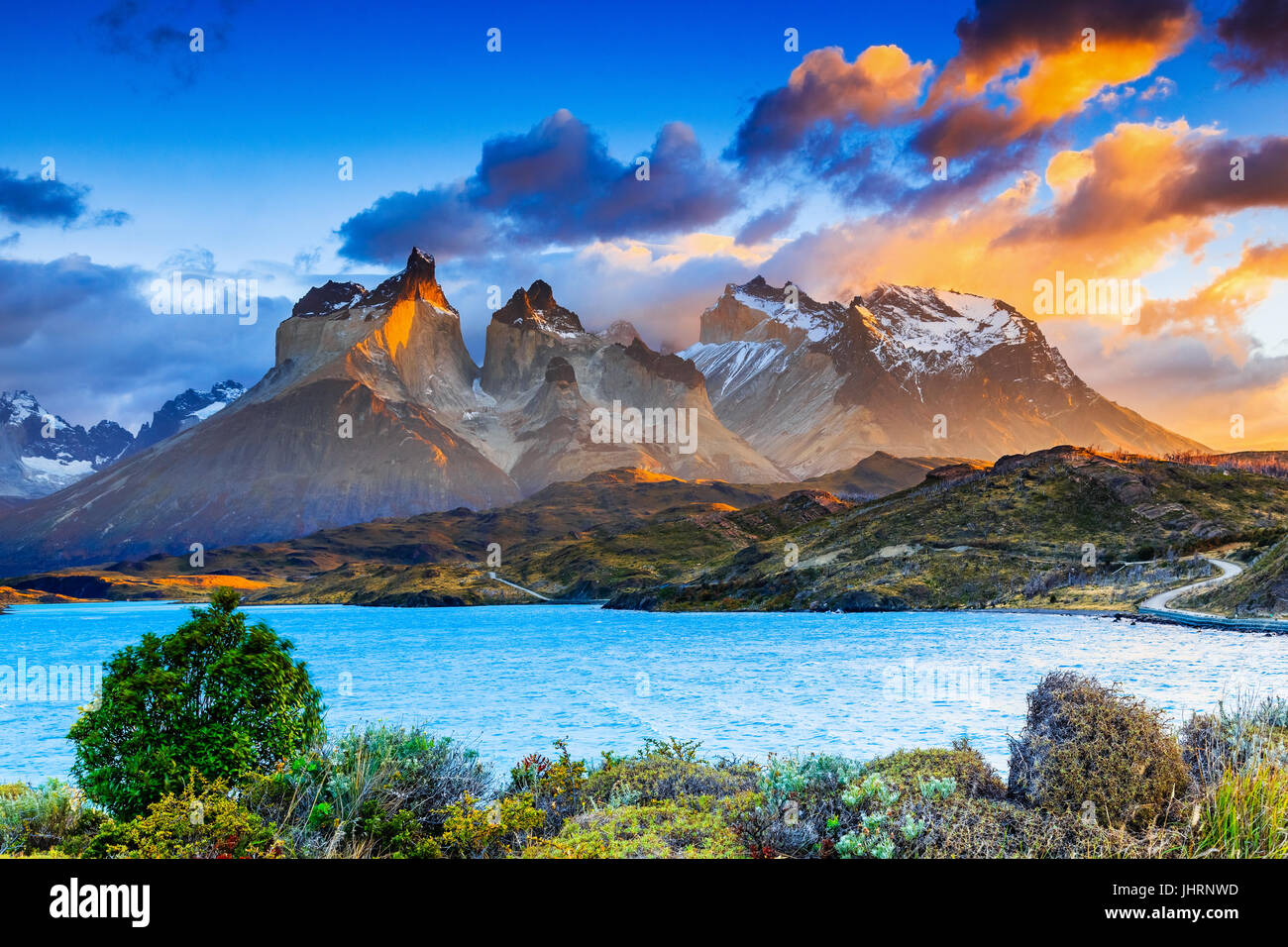 Parc National Torres del Paine, Chili. Lever du soleil à la navigation Lac Pehoe. Banque D'Images