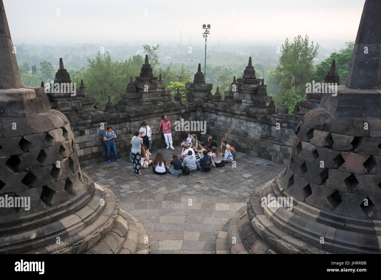Groupe d'étudiants étrangers avec leur moniteur visiter Temple de Borobudur Java Indonésie. Banque D'Images
