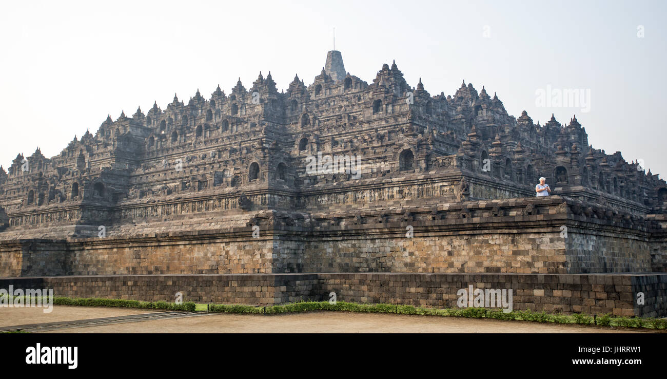 Vue panoramique de Borobudur Temple Bouddhiste Central Java Indonésie. Banque D'Images