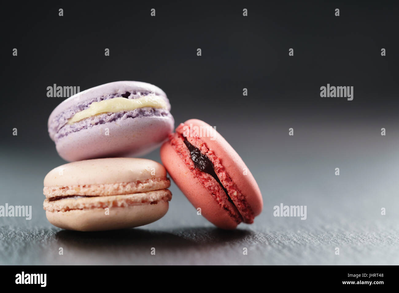 Trois macarons sur ardoise board Banque D'Images