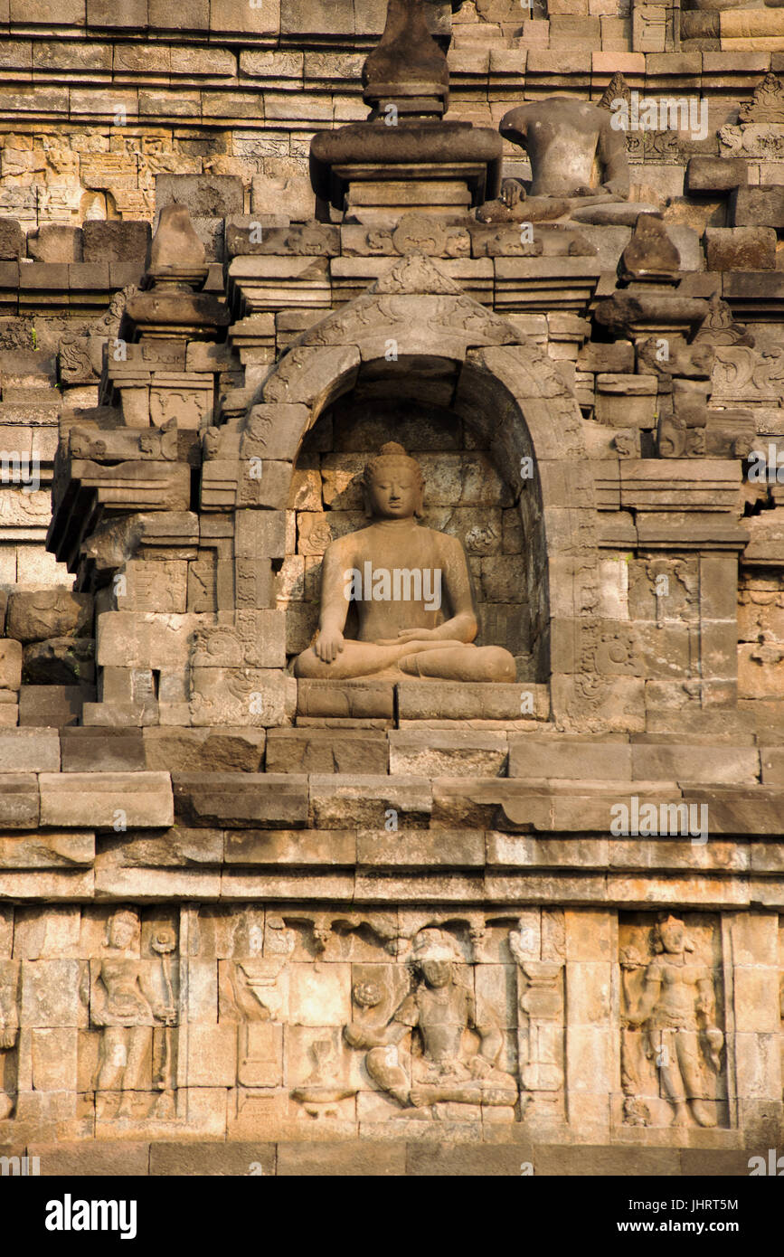 Vue panoramique de Borobudur Temple Bouddhiste Central Java Indonésie. Banque D'Images