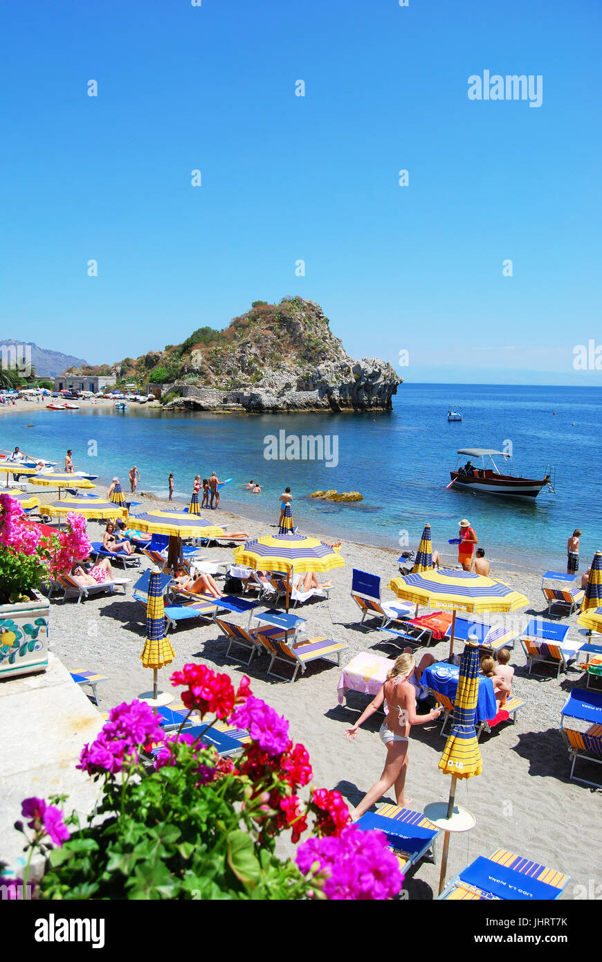 La plage de Mazzarò, Taormina, Messina Province, Sicile, Italie Banque D'Images
