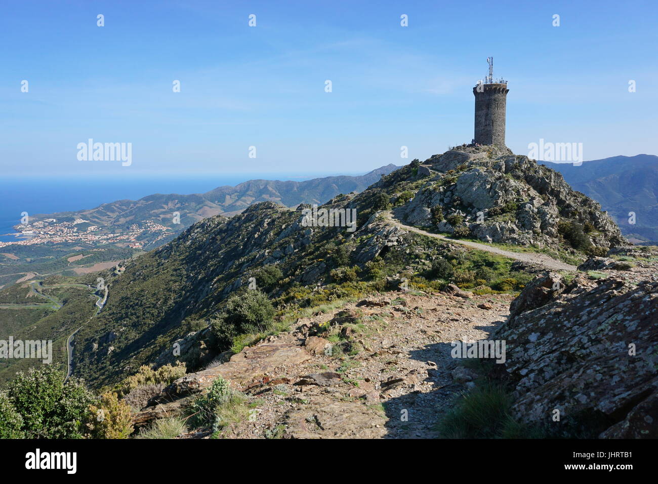 La tour de guet médiévale Madeloc, vieille tour en pierre donnant sur la côte Vermeille, méditerranée, Pyrénées Orientales, Roussillon, sud de la France Banque D'Images