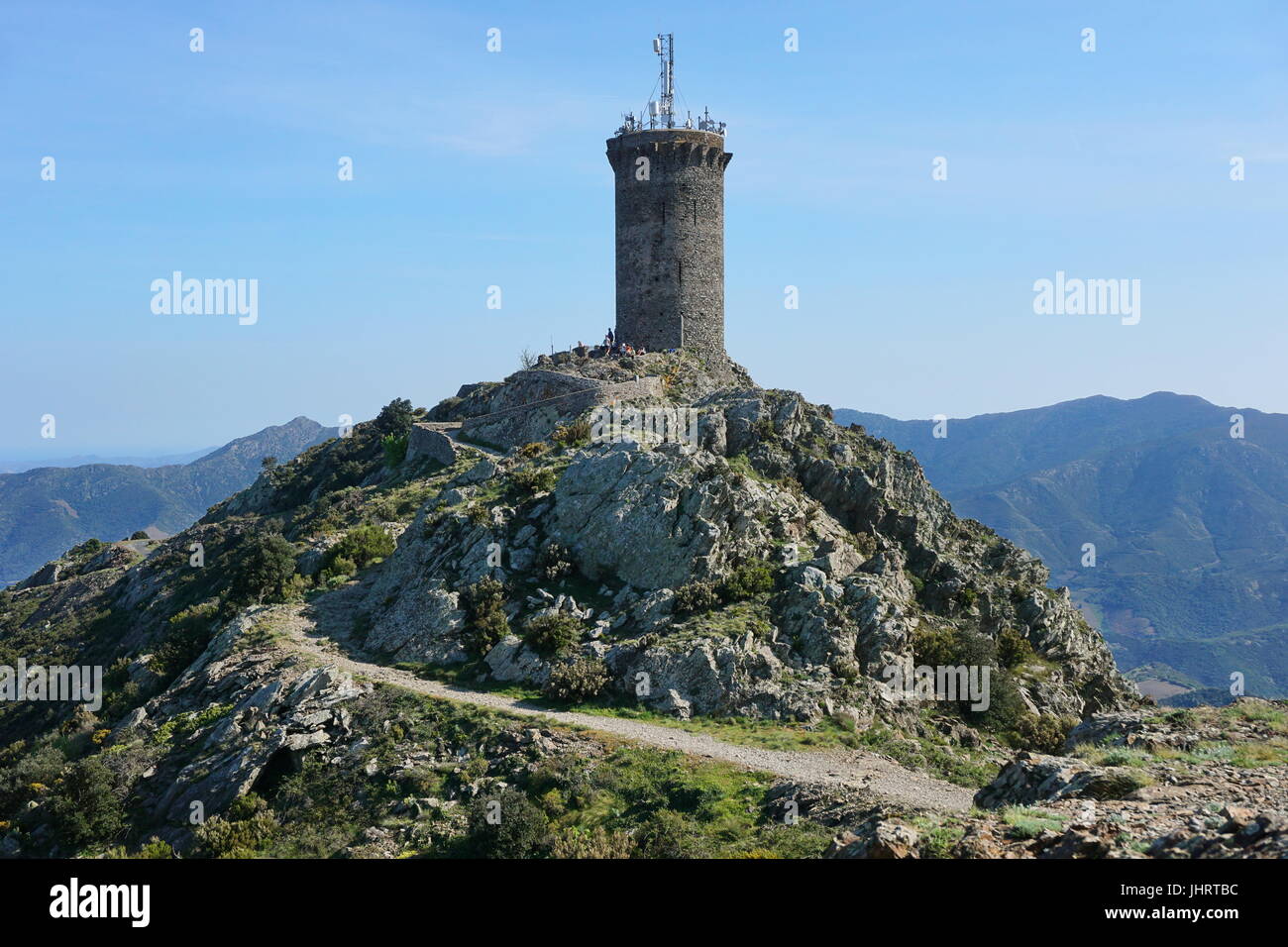 La tour de guet médiévale la Madeloc old stone tower à environ 650 mètres de hauteur, massif de l'Albera, méditerranée, Pyrénées Orientales, Roussillon, France Banque D'Images
