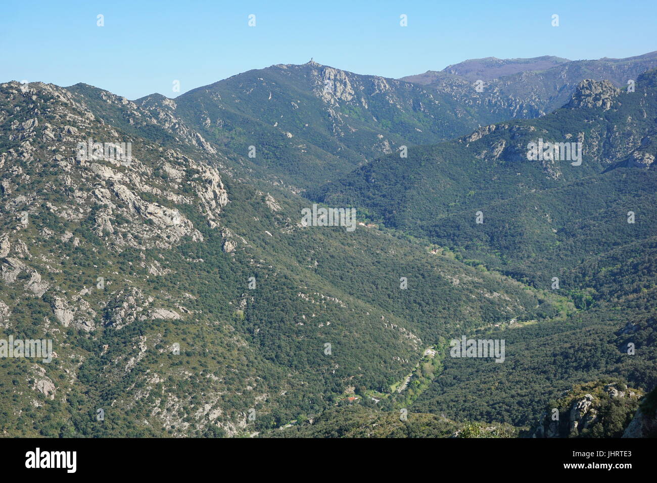Paysage aérien la vallée de Lavail et les montagnes du massif des Albères, Pyrénées Orientales, Roussillon, sud de la France Banque D'Images