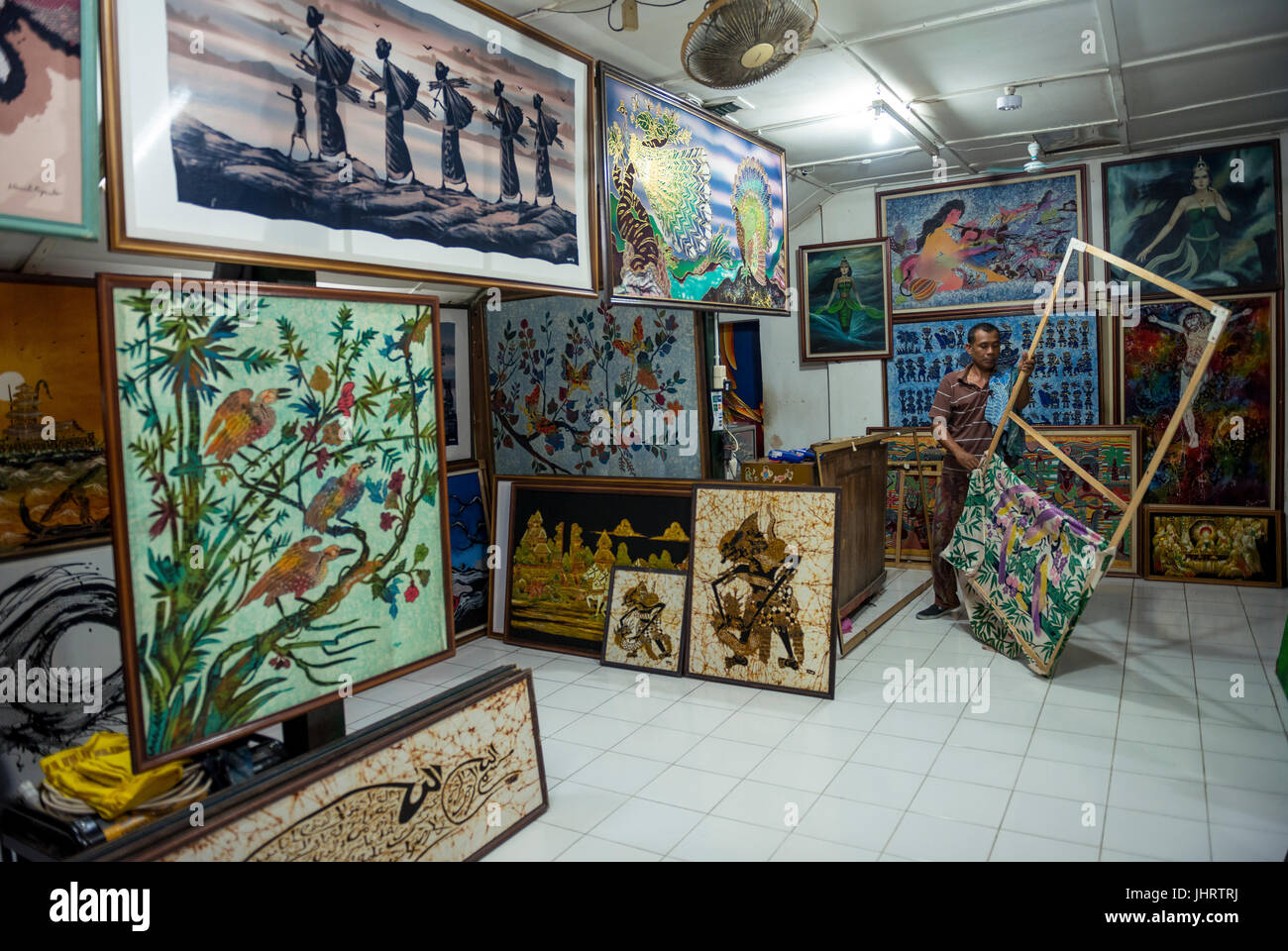 Boutique avec des peintures batik, peinture sur soie, Yogyakarta, Java, Indonésie Banque D'Images