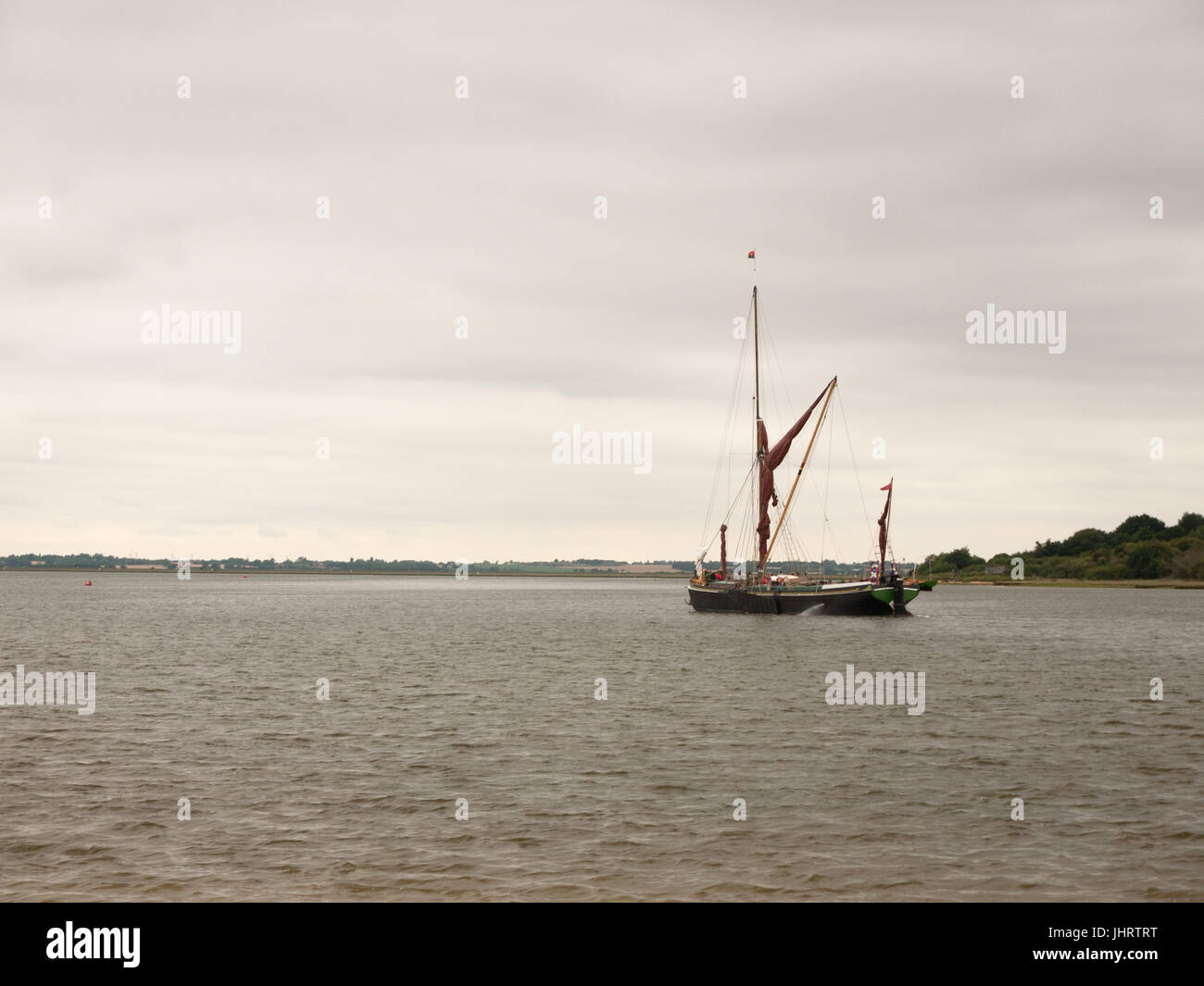 Une barge de Londres en descendant la rivière Colne en pleine mer ; Royaume-Uni ; Essex Banque D'Images
