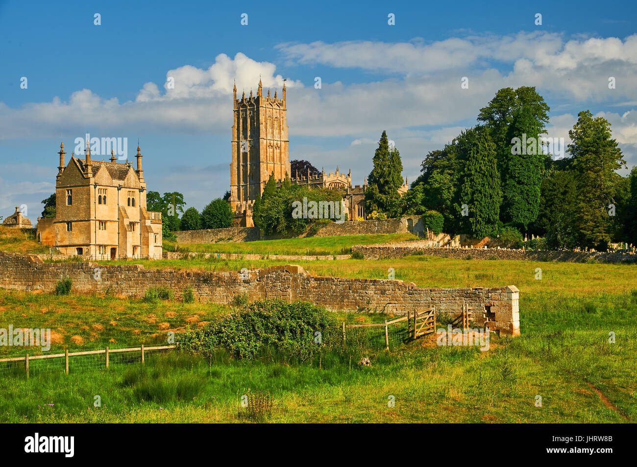 Chipping Campden dans les Cotswolds, Gloucestershire et le clocher de l'église de St James vu de l'ensemble de terres agricoles sur un après-midi d'été Banque D'Images