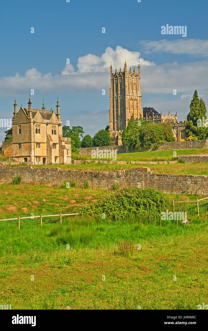 Chipping Campden dans les Cotswolds, Gloucestershire et le clocher de l'église de St James vu de l'ensemble de terres agricoles sur un après-midi d'été Banque D'Images