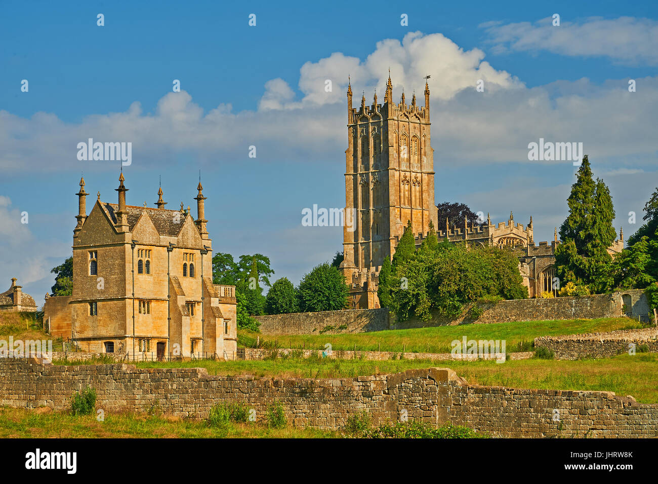 Chipping Campden dans les Cotswolds, Gloucestershire et le clocher de l'église de St James vu de l'ensemble de terres agricoles sur un après-midi d'été Banque D'Images