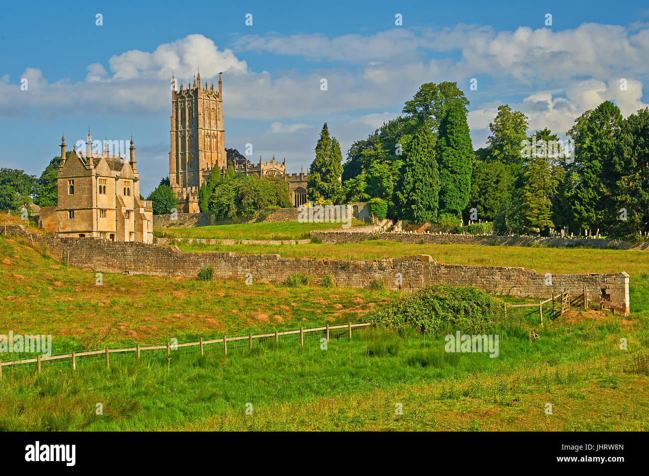 Chipping Campden dans les Cotswolds, Gloucestershire et le clocher de l'église de St James vu de l'ensemble de terres agricoles sur un après-midi d'été Banque D'Images