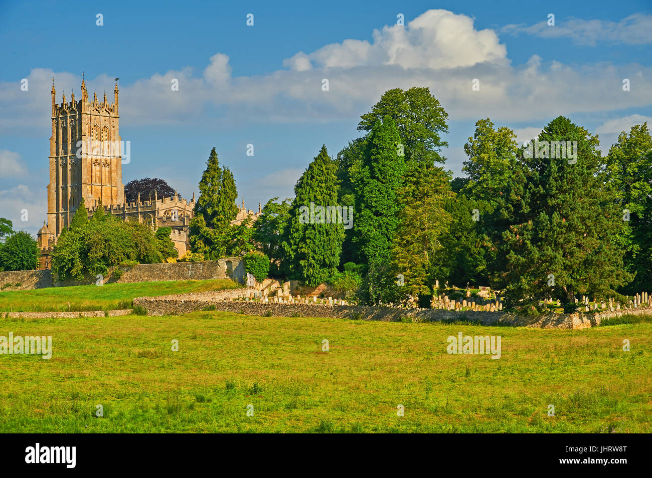 Chipping Campden dans les Cotswolds, Gloucestershire et le clocher de l'église de St James vu de l'ensemble de terres agricoles sur un après-midi d'été Banque D'Images