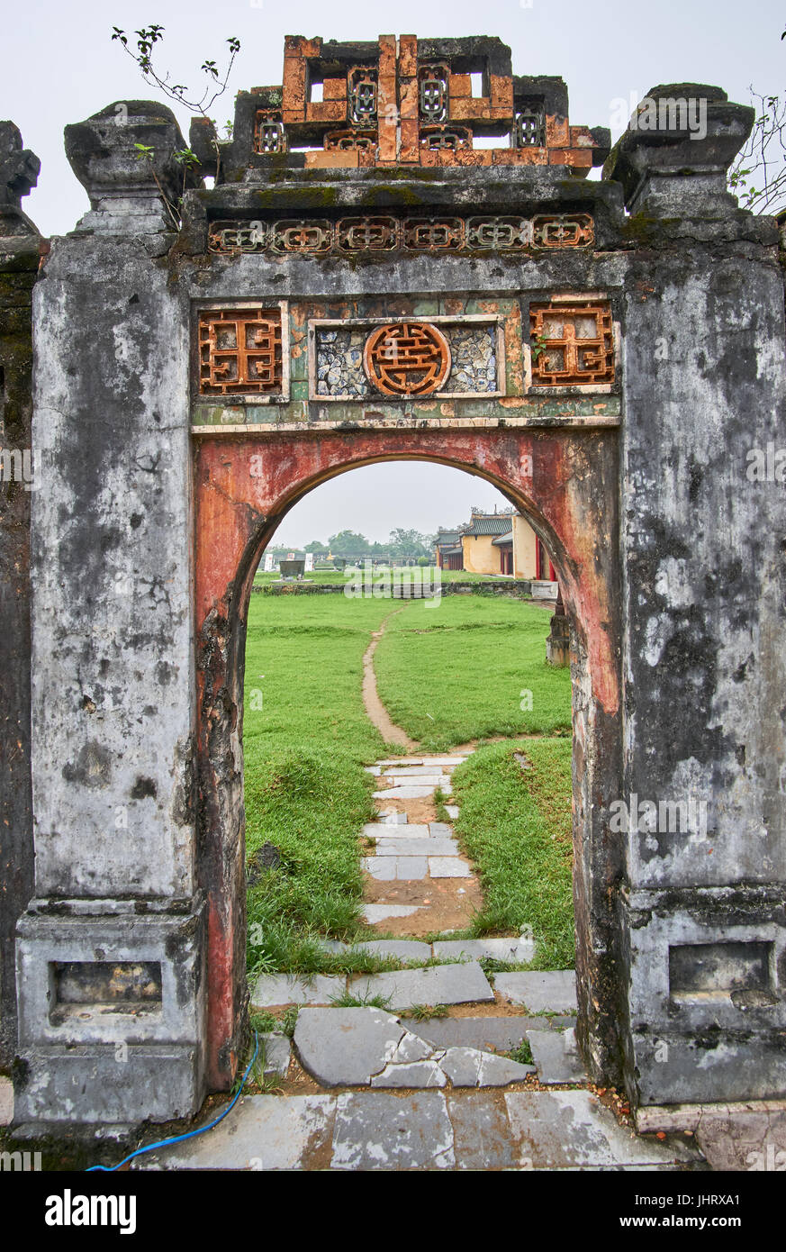 Porte d'entrée traditionnelle vietnamienne dans la ville impériale, Hue, Vietnam, en un jour brumeux. Banque D'Images